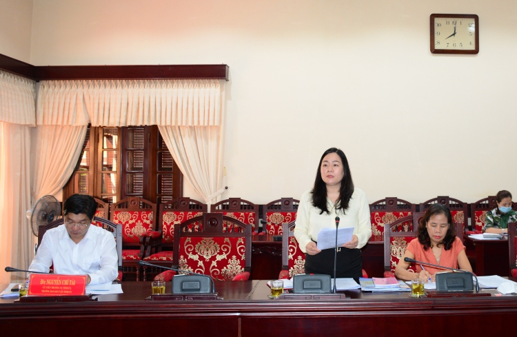 Chủ tịch Hội LHPN tỉnh Trần Thị Kim Loan báo cáo về công tác chuẩn bị Đại hội